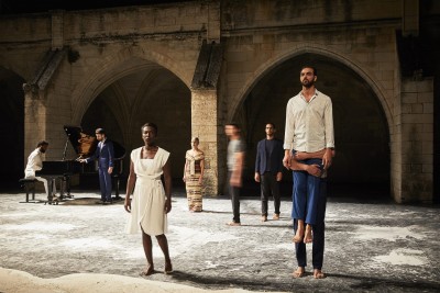 Facing the see, for tears to turn into the laughter, Radhouane El Meddeb
Foto: Christophe Raynaudde Lage Tanz im August