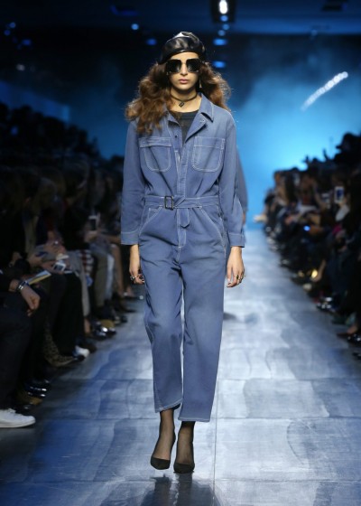 Dior, Winter 2017 Jeans Overall von Dior. Model trägt Baret und große dunkle Sonnenbrille.