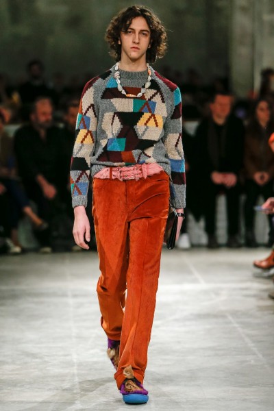 Prada, Winter 2017 Bunter gestrickter Pullover von Pradafür Männer. Orangefarbene Cordhose. Fellgürtel.