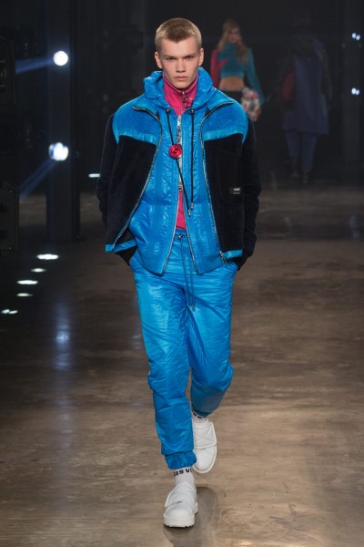 Versus, Winter 2018 Himmelblaues Outfit für Männer von Versus. Sporty.