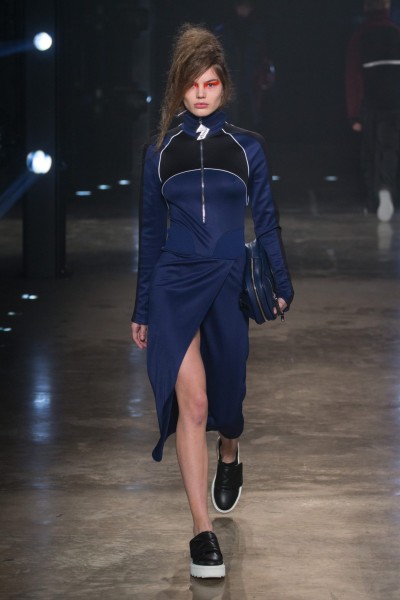 Versus, Winter 2017 Blaues Kleid im Athleisure Look von Versus