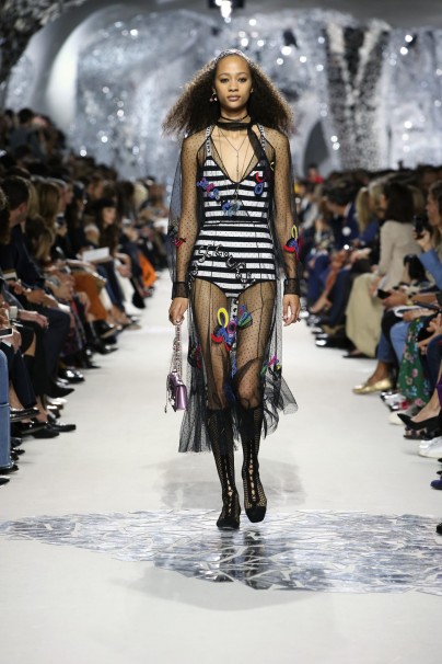 DIOR Sommer 2018 Dior Sommer 2018 schwarz-weiß getriefter Body, darüber transparentes schwarzes Kleid.