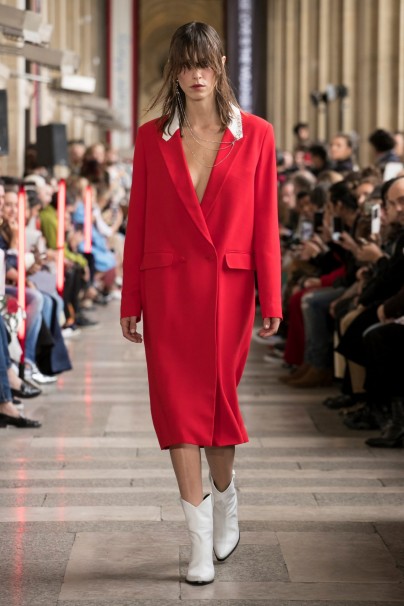 EACH X OTHER Sommer 2018 Roter Mantel von EACH X OTHER Sommer 2018. Weisse Stiefel.