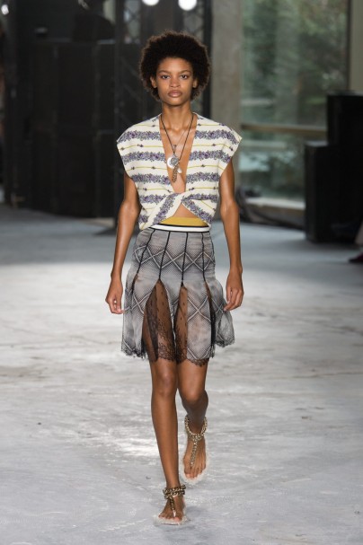 GIAMBATTISTA VALLI Sommer 2018 GIAMBATTISTA VALLI Sommer 2018. Kurzer Rock und geknotetes Oberteil.