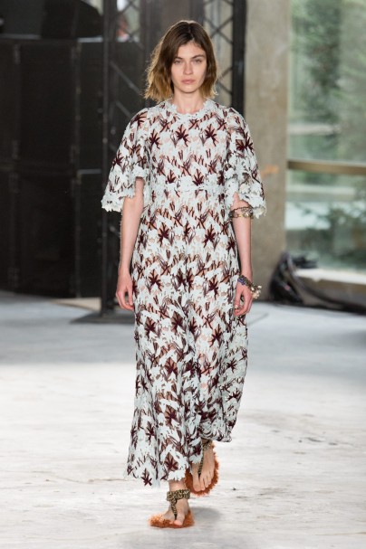 GIAMBATTISTA VALLI Sommer 2018 GIAMBATTISTA VALLI Sommer 2018 Gemustertes langes Sommerkleid mit Sandalen.