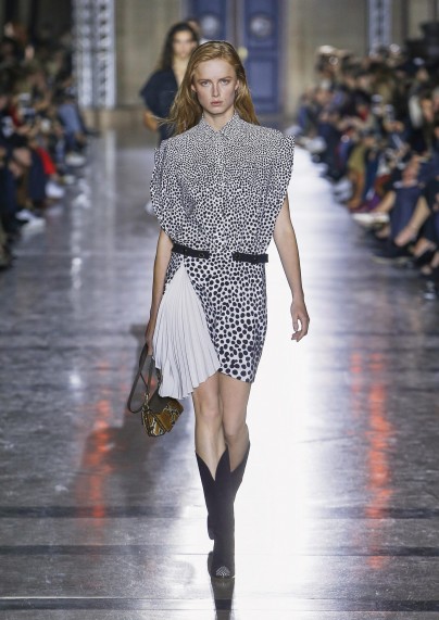 GIVENCHY Sommer 2018 GIVENCHY Sommer 2018. Gepunktetes Kleid.