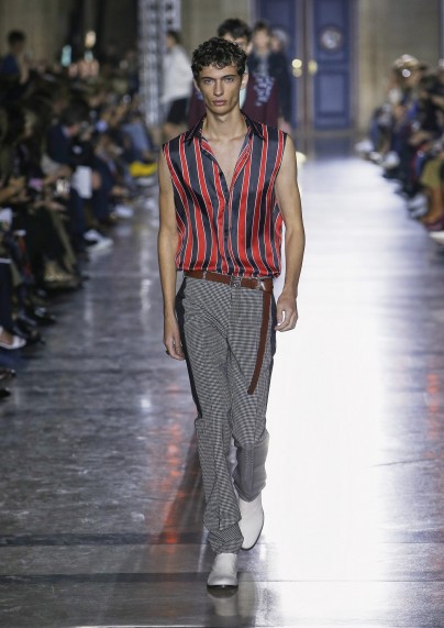 GIVENCHY Sommer 2018 Männerlook von Givenchy. Rot-blau gestreiftes ärmelloses Hemd Graue Hose.