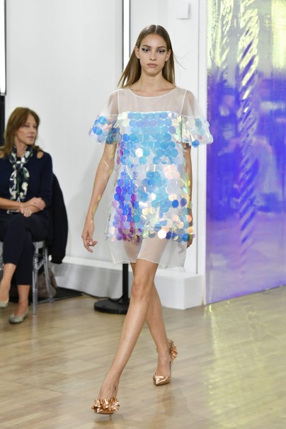 INGIE PARIS Sommer 2018 Kleid mit großen blauen Pailetten von Ingie Paris.