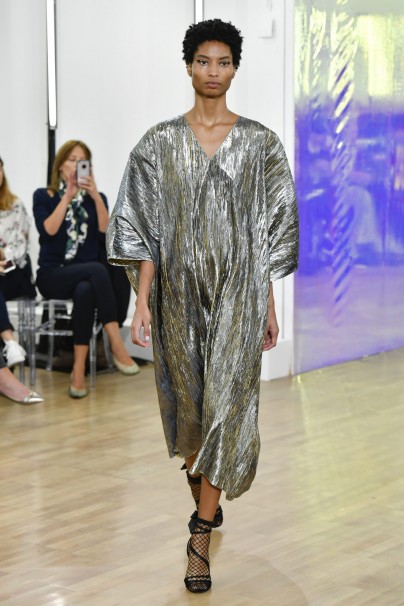 INGIE PARIS Sommer 2018 Silbernes Kleid von Ingie Paris.