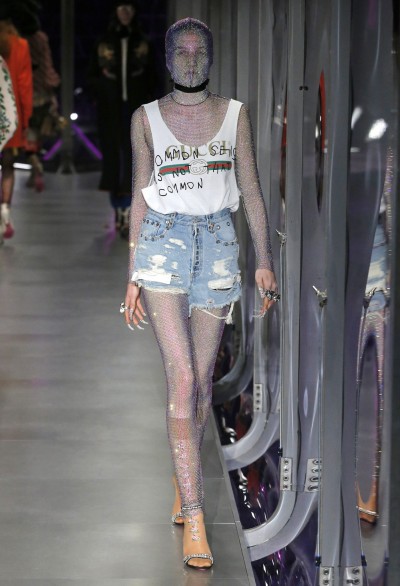 Gucci Herbst/Winter 2017/18 Gucci Herbst/Winter 2017/18. Model un kurzen zerrissenen Jeans Shorts undTank Top.