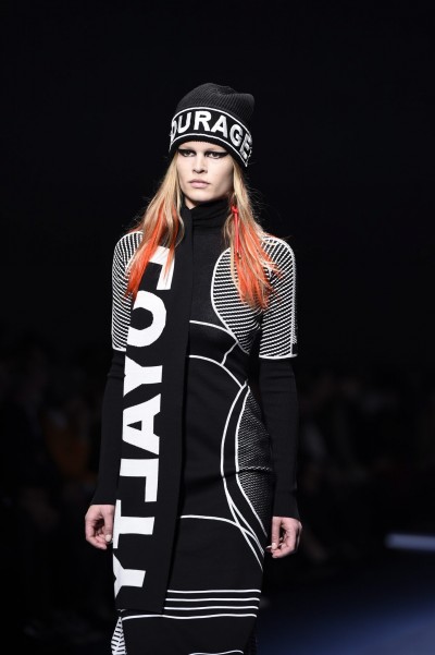 Versace Herbst/Winter 2017/18 Versace Herbst/Winter 2017/18 Model in schwarz weißem Kleid im Athletic Wear Look