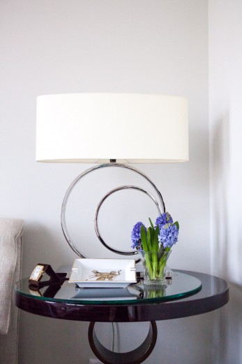 Foto Jordana Schramm Nahaufnahme Interior Wohnung Elena Schmuschkowitz. runder Art Deco Tisch mit Lampe.