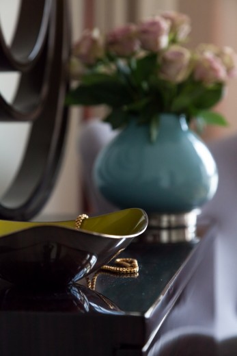 Foto Jordana Schramm Nahaufnahme Interior Wohnung Elena Schmuschkowitz. blaue Vase mit Rosen.