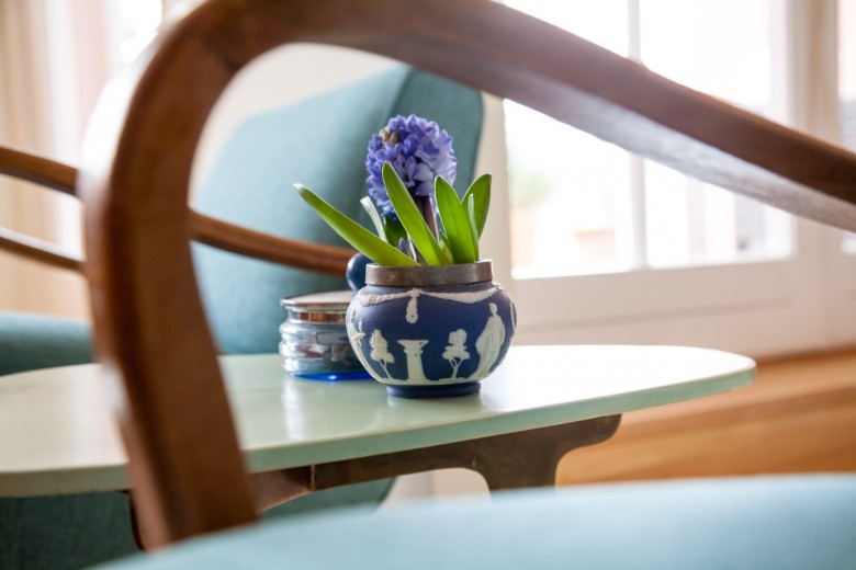 Foto Jordana Schramm Nahaufnahme Interior Wohnung Elena Schmuschkowitz. Kleine Vase und Dose mit Hyazinthe. Interior Design.