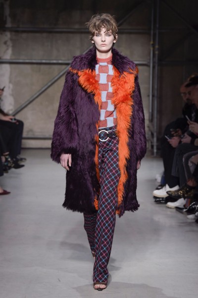 Foto:Marni Violetter Pelzmantel von Marni mit orangefarbenem Kragen.