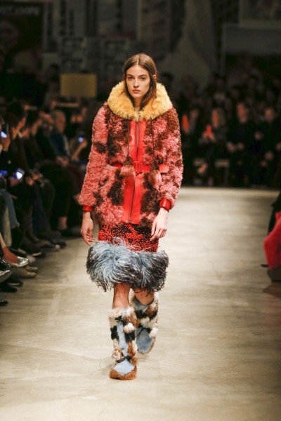 Foto: Prada Roter Pelzmantel von Prada im Patchwork Look. Pelzstiefel.