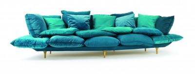 Foto: Seletti Samtsofa von Seletti mit großen grünen und türkisfarbenen Kissen.