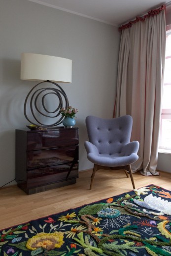 Foto: Jordana Schramm Sessel, Teppich mit gesticktem Dekor. Wohnung Elena Schmuschkowitz ,