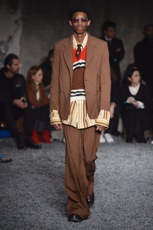 Marni Men, Winter 2018. Model in oversized Anzug. Langes Hemd unter kurzem Pullover.