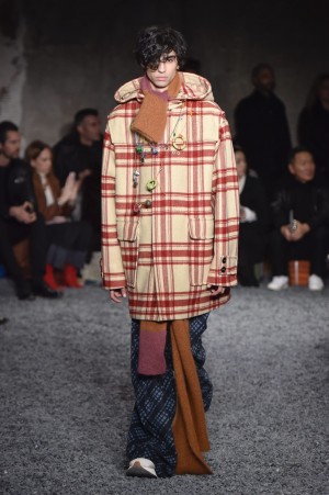 Marni Men, Winter 2018 Marni Men, Winter 2018. Model in Patchwork Look. Karos und überlanger Schal unter Mantel.