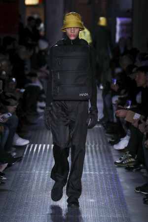 Prada Men Winter 2018 Model in schwarzem Nylon Outfit.