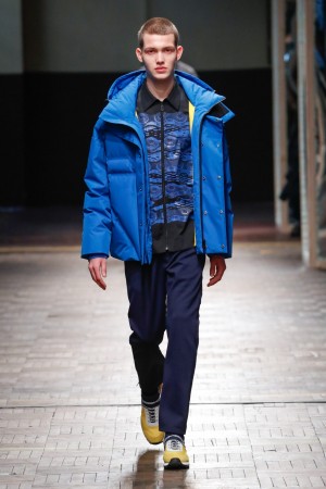 Dirk Bikkembergs Men Winter 2018 Dirk Bikkembergs Schau. Mailand Winter 2018. Model in blauer Sportjacke.