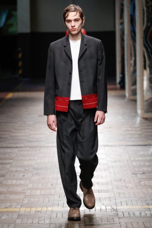 Dirk Bikkembergs Men Winter 2018 Dirk Bikkembergs Schau. Mailand Winter 2018. Model in Sakko mit Strickbündchen.