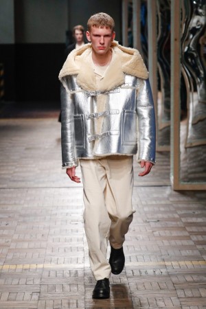Dirk Bikkembergs Men Winter 2018 Dirk Bikkembergs Schau. Mailand Winter 2018. Model in silberner Jacke mit Pelzkragen.