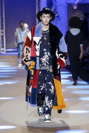 Dolce & Gabbana Men Winter 2018 Dolce & Gabbana Schau. Mailand Winter 2018. Model mit buntem Mantel.