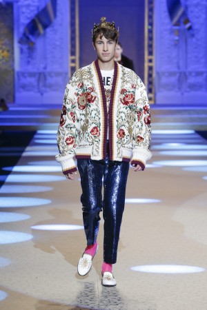 Dolce & Gabbana Men Winter 2018 Dolce & Gabbana Schau. Mailand Winter 2018. Model mit bestickter Jacke und Krönchen.