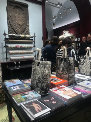 Gucci Garden Florenz. Auslagen mit Wohnaccessoires.