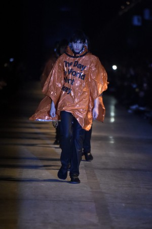 Takahiromiyashita the soloist
Foto: Giannoni Giovanni Takahiromiyashita the soloist Schau in Florenz. Männliche Models in orangefarbenen Plastik Capes.