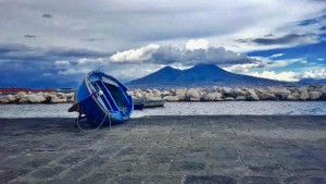 Blaues Boot auf dem Land. Panorama mit Vesuv