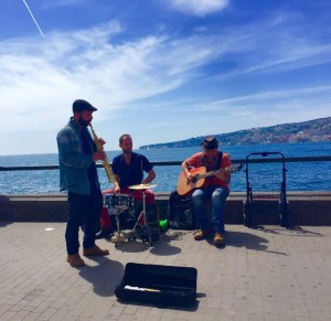 Musiker am Meer in Neapel