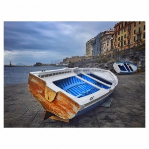 Ruderboot am Hafen von Neapel
