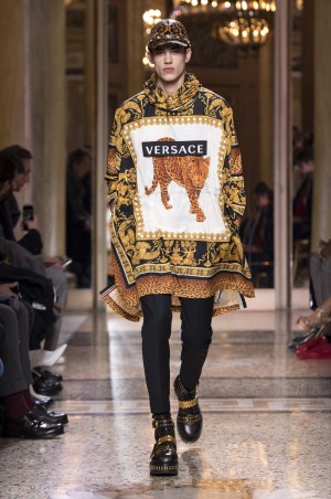 Versace Men Winter 2018 Versace Schau Winter 2018. Model in goldenem Cape mit Leopard.