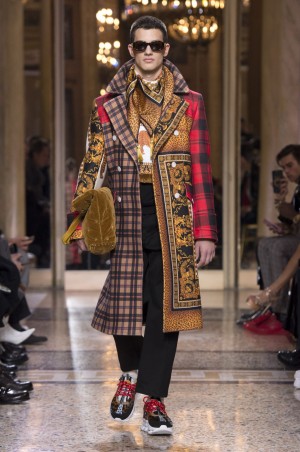 Versace Men Winter 2018 Versace Schau Winter 2018. Model in Mantel mit Mustermix
