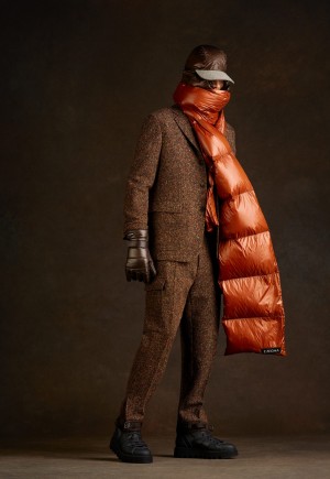 Z Zegna Winter 2018/19
Foto Daniel Beres. ZZegna Winter 2017. Model in braunem Anzug mit langem breiten orangen Steppschal.