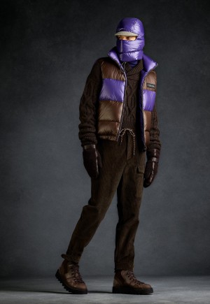 Z Zegna Winter 2018/19
Foto Daniel Beres. ZZegna Winter 2017. Model in braunem Look mit violett-braun gestreifter Steppweste und lilafarbener Steppmütze mit Mundschutz.