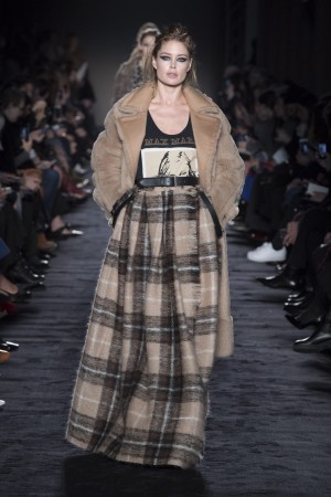 Foto Max Mara Herbst Winter 2018/19 Weiter karierter Wollrock Beigefarbener Teddymantel