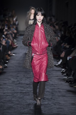 Foto Max Mara Herbst Winter 2018/19 Pinkfarbene Jacke/Rock Kombination. Mantel mit Leomuster.