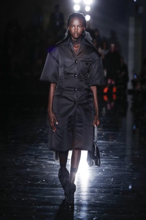 Foto Prada Herbst Winter 2018/19 Schwarzes gestepptes Nylonkleid mit halblangem Arm.