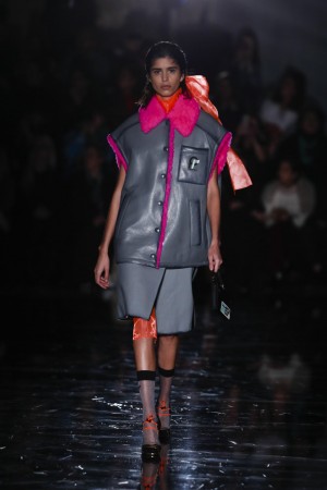 Foto Prada Herbst Winter 2018/19 Graue weiter Lederjacke ohne Arm mit pinkfarbenem Fellfutter. Grauer Rock. Prada Schau Herbst Winter 2018/19