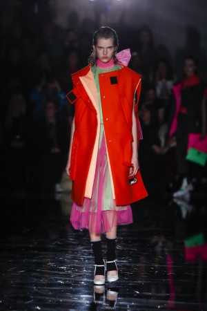 Prada Herbst Winter 2018/19 Roter Steppmantel, pinkfarbenes transparentes Kleid, grünes Unterkleid. Prada Schau Herbst/Winter 2018/19