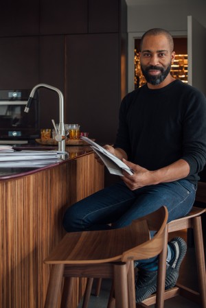 Chris Glass, Betreiber des aptm, an der Küchtentheke des Lofts.