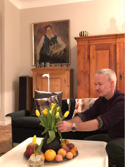 Nikolas Feireiss Nikolas Feireiss arrangiert Tulpen im Wohnzimmer.