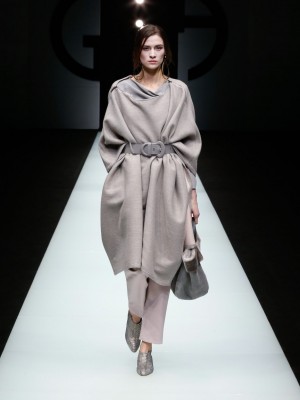Foto Giorgio Armani Herbst Winter 2018/19 Model in greige farbenen Outfit von Giorgio Armani. Oversized.
