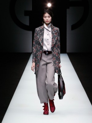 Foto Giorgio Armani Herbst Winter 2018/19 Giorgio Armani Herbst Winter 2018/19 Langes Sakko mit Blumenmuster. Weite greige farbene Hose.