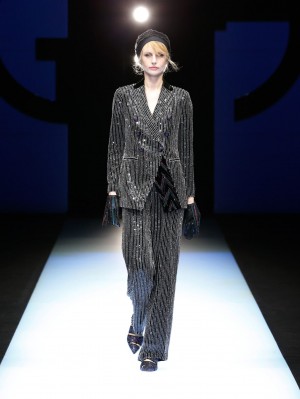 Foto Giorgio Armani Herbst Winter 2018/19 Silberner Abendanzug von Giorgio Armani Herbst Winter 2018/19.