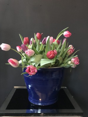 Foto/Styling: Nikolas Feireiss Zeit für Tulpen.Verschiedene pinkfarbene Tulpen in blauem Keramiktopf.